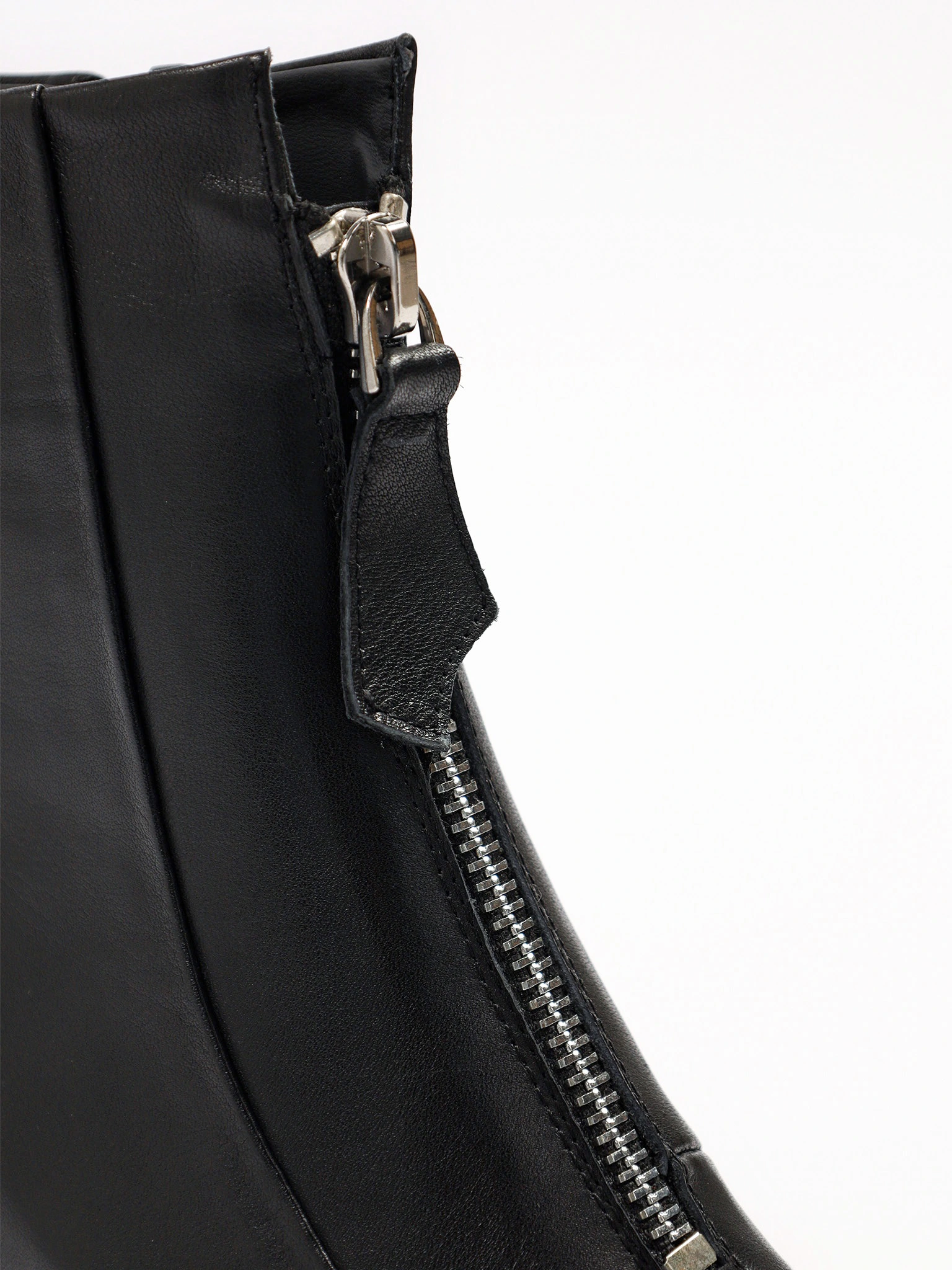 Ботильоны черного цвета с декоративной молнией на высоком каблуке